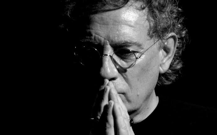 Pararendësit; poezi në shqip nga Juan Carlos Mestre